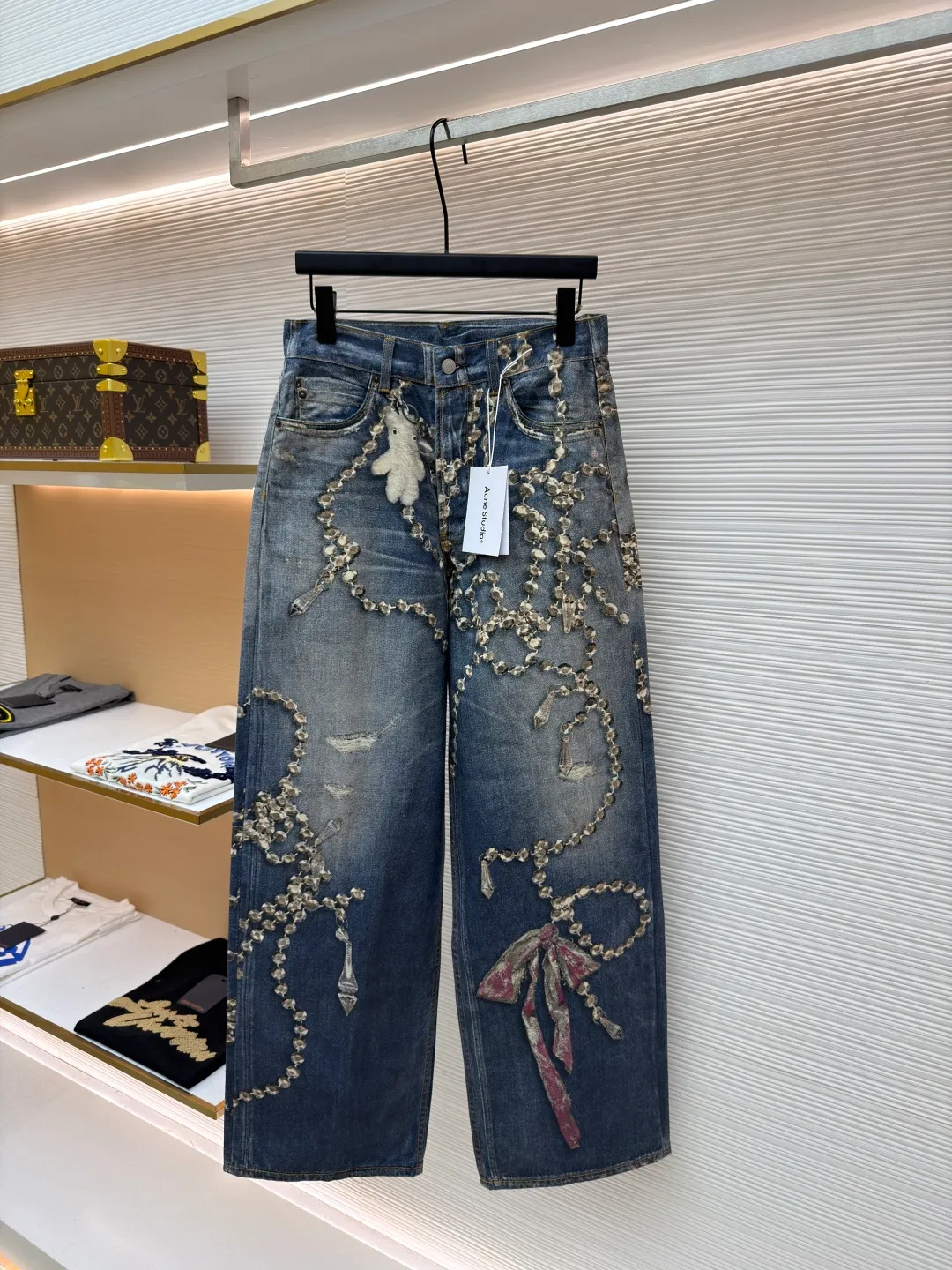 Acne Studios 1981 crystal bow 3D trompe l'oeil bear print jeans ●Original version: 4799 purchase and development ●Item number: 1681621-A80 ●Fabric: denim fabric ●Technology: Printed washed production ●Color: washed blue ●Version: loose fit ●Weight: about 695 grams ●Size: XS-S-M-L-XL-XXL ●Description: These jeans are made of high-density pure cotton denim fabric, which has been treated with a special stonewashing process to show a natural distressed effect and a unique worn texture, while ensuring the stiffness and wear resistance of the fabric. The straight silhouette has a smooth cut and the waistline is designed to fit ergonomics, making it comfortable to wear and allow for freedom of movement. The trousers are decorated with complex bead chains and metal rivets, with exquisite craftsmanship, strong three-dimensional effect and exquisite details. The splicing of the front and back pieces adopts flat-turn open-stitching technology. The stitching is even and neat, and the lines are clear and smooth. The edges of the pockets and trouser legs are reinforced to ensure durability and aesthetics. The hardware accessories have outstanding texture, the zippers are smooth and durable, and the feet are designed with natural curling edges, which not only retains the classic style of denim items, but also incorporates modern design language. From fabric selection, tailoring and production to detail processing, they all reflect the ultimate pursuit of quality and craftsmanship. They are suitable for various occasions and show a fashion attitude that coexists elegance and practicality. The overall wiring is straight and delicate, the fabric is comfortable and soft, and the color is consistent without color difference. It can be matched with the same style to create a fashionable look and control various occasions. Customized accessories, complete with three standards, same style for men and women!
